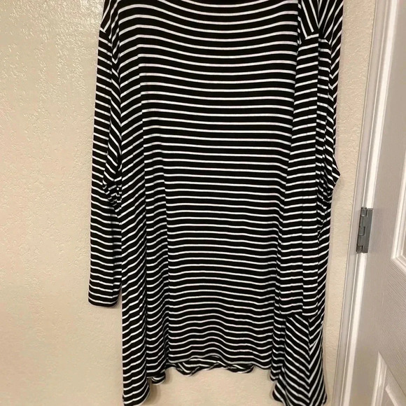 NWOT plus size 4x cotton blend long sleeve asymmetrical bodice seam black/white - Picture 5 of 6